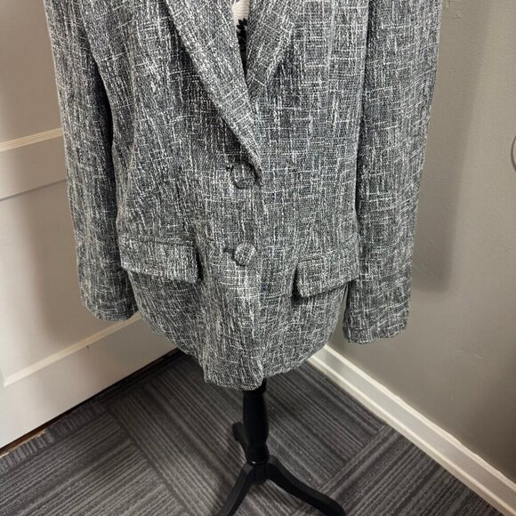 JLux Label gray and white tweed blazer with pockets and single button. - Picture 3 of 9